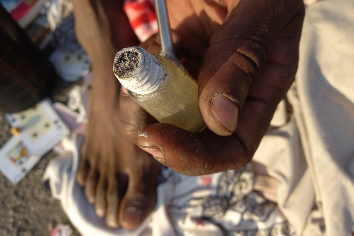 Homem segura cachimbo de crack na região central de São Paulo Homem segura cachimbo de crack na região central de São Paulo