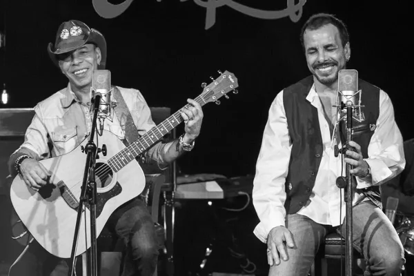Foto em preto e branco da dupla Chrystian e Ralf - Metrópoles