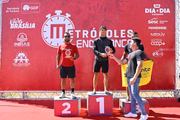 Atletas celebram no pódio após as provas de travessia em águas abertas, nas distâncias de 3 km e 1 km, durante o segundo dia do Metrópoles Endurance