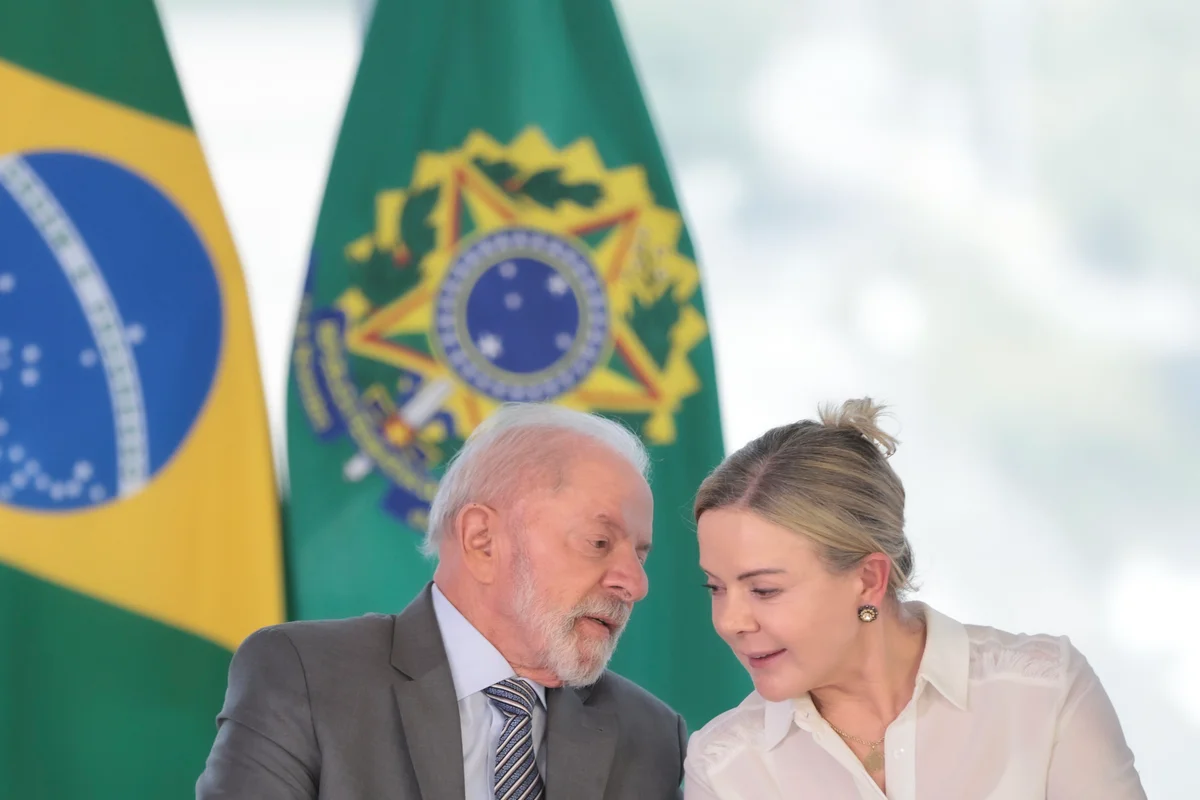 Gleisi é cotada para assumir ministério que cuida do Bolsa Família