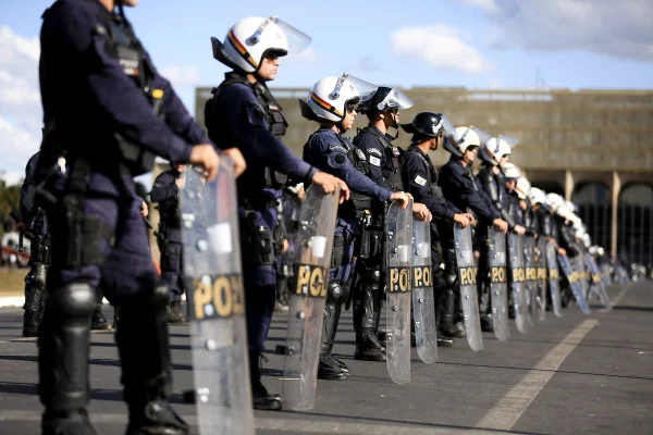 Foto colorida de policiais na Esplanada - Metrópoles