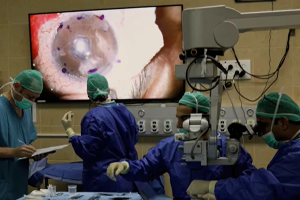 Foto de sala de cirurgia com médicos fazendo transplante de córnea - Metrópoles