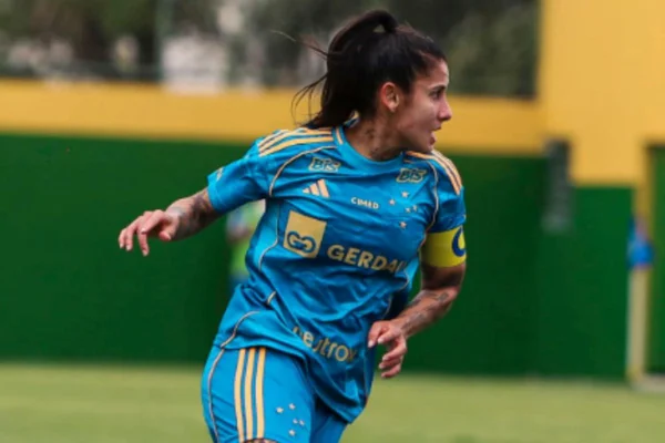 Meia do Cruzeiro surpreende ao abrir perfil no OnlyFans