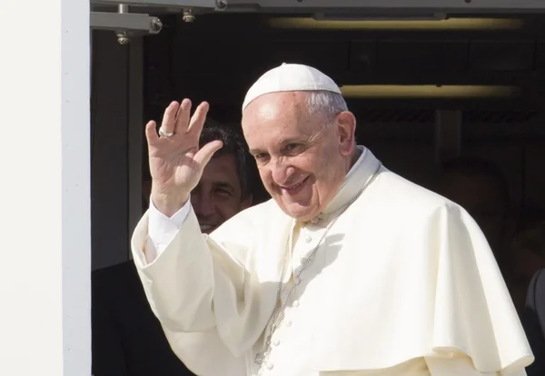 Papa Francisco defende casamento, mas pede “aproximação” com divorciados