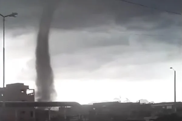 Tornado atinge área densamente populosa na Bolívia - Metrópoles