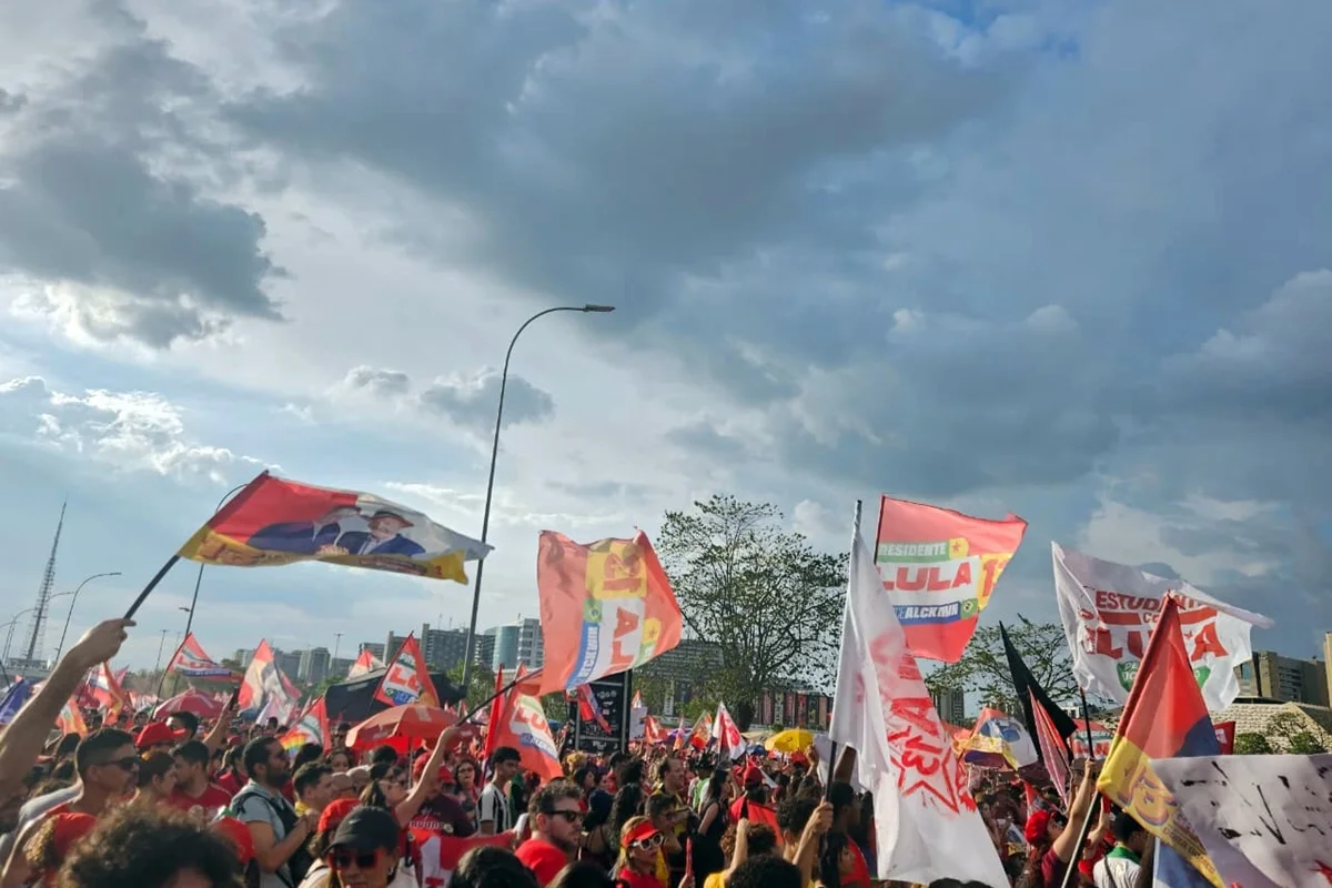 Ato "Bota pra Virar" reúne manifestantes no Museu Nacional Ato "Bota pra Virar" reúne manifestantes no Museu Nacional