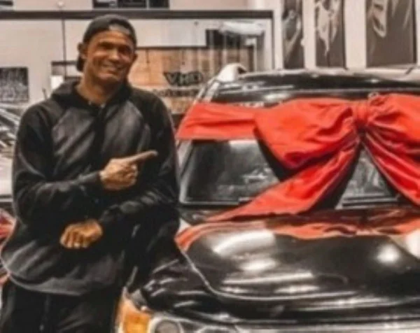 Goleiro Bruno ignora pensão de filho e compra carro de R$ 80 mil