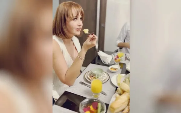Atriz Gabriela Spanic experimenta pamonha durante visita a Goiânia