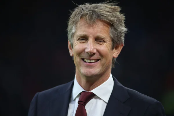 Ídolo do United, ex-goleiro Van der Sar é internado após sofrer AVC