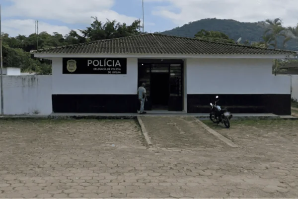 Imagem colorida da fachada da Delegacia de Polícia Civil de Juquiá - Metrópoles
