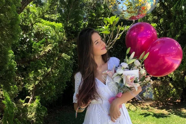 Lorena Rosso recebe flores de aniversário