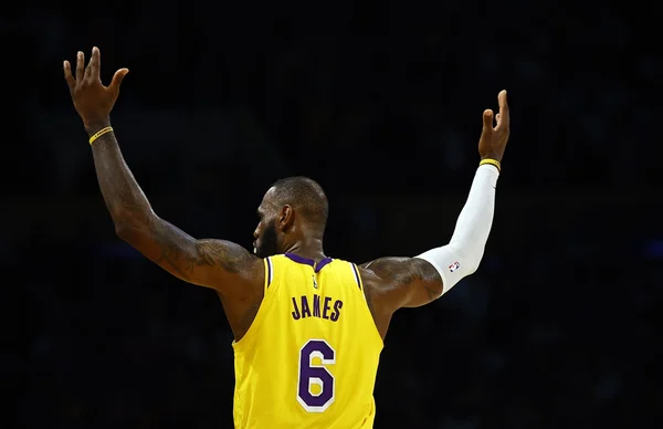 Lakers vencem Grizzlies na prorrogação com atuação decisiva de LeBron