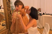 Selena Gomez compartilha bastidores do casamento ao lado de Taylor Swift