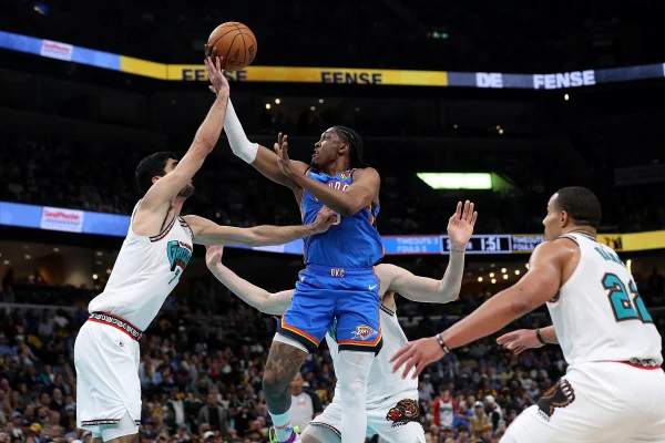 Imagem colorida de jogadores na partida entre Thunder e Grizzlies -Metrópoles
