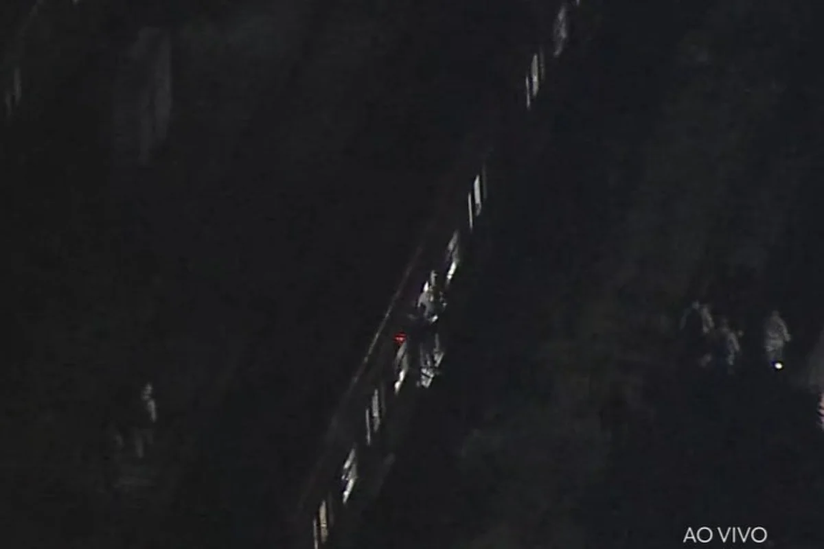 Falta de energia afeta operação das linhas 11, 12 e 13 de trem; na foto, pessoas caminham nos trilhos na estação Tatuapé Falta de energia afeta operação das linhas 11, 12 e 13 de trem; na foto, pessoas caminham nos trilhos na estação Tatuapé