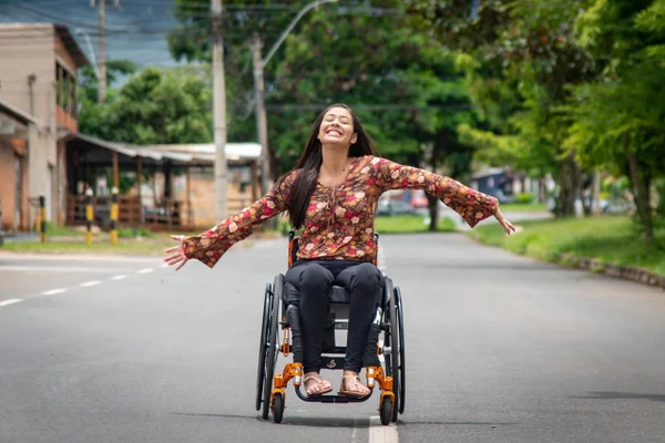 Layane Dias: “Fiquei paraplégica por causa de um piercing”