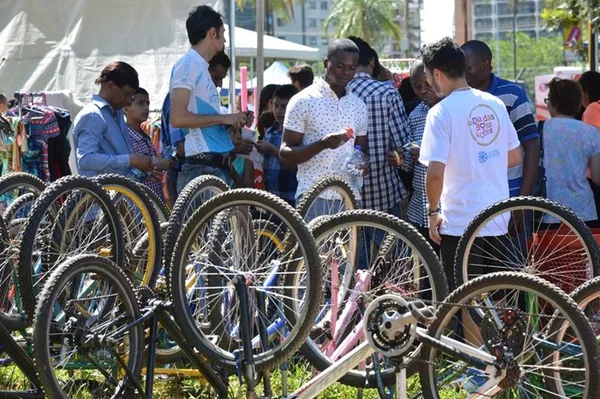 Refugiados recebem bicicletas para facilitar mobilidade no DF