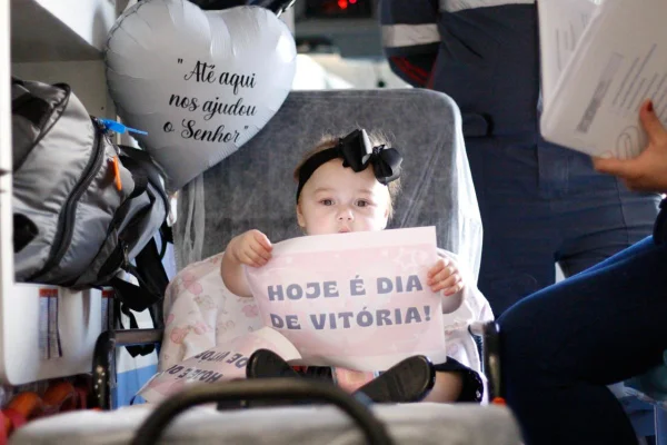 Lorenna, de quase 2 anos, foi diagnosticada com pseudo hipoaldosteronismo tipo 1 – uma doença rara. Ela deixou o hospital em setembro - Metrópoles