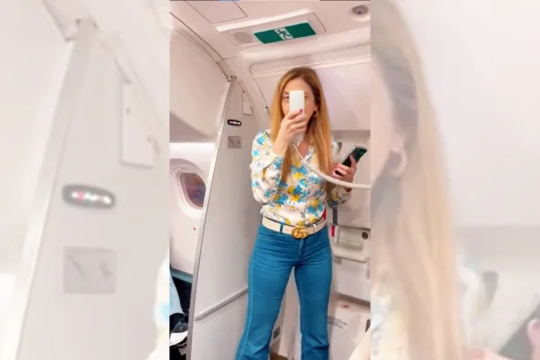 Leila Pereira, presidente do Palmeiras, divulgando avião
