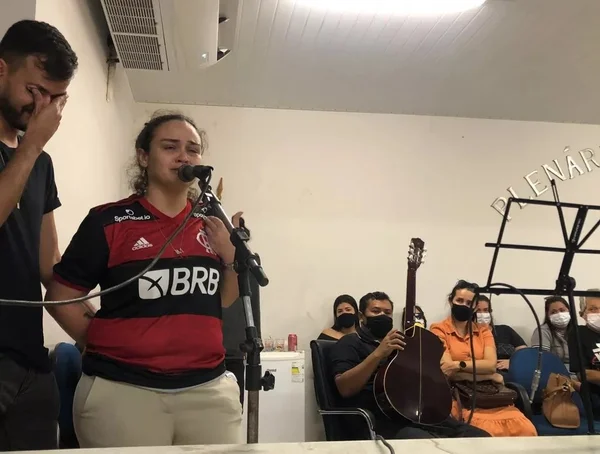 Luiza em enterro de Maurílio - Uso autorizado