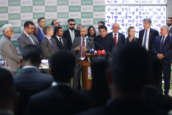 imagem colorida mostra coletiva da oposição no salão verde da câmara dos deputados - Metrópoles