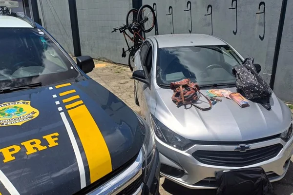 Carros da PF e roubado em Santa Cataina - Metrópoles