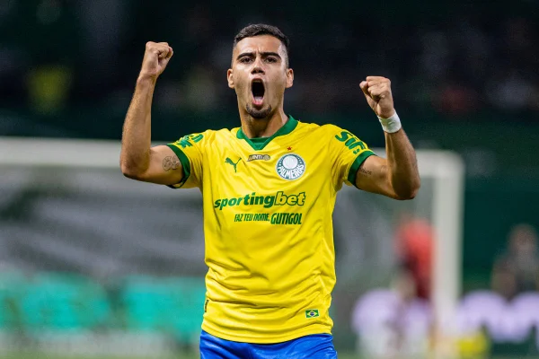 Andreas Pereira comemorando o primeiro gol com a camisa do Palmeiras