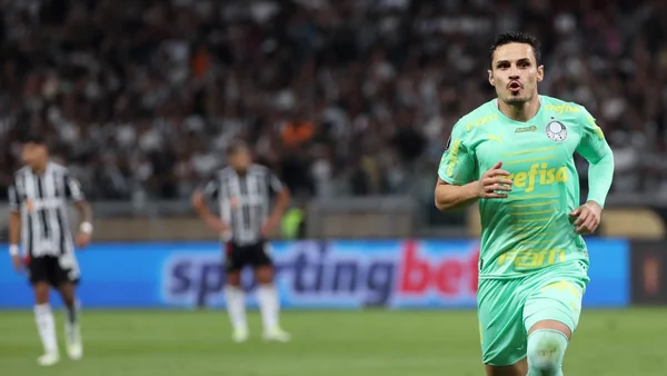 Raphael Veiga, meia do Palmeiras, comemora gol contra Atlético-MG