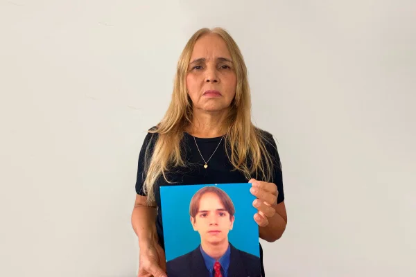 Marion Terra segura a foto de Lucas Terra, seu filho de 14 anos que foi morto por pastores da Igreja Universal