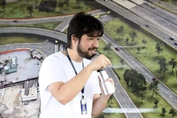 Imagem colorida do prefeito Guti, de Guarulhos, mostra homem branco, com barba e cabelo negros, discursando ao microfone e com o corpo inclinado para a esquerda - Metrópoles