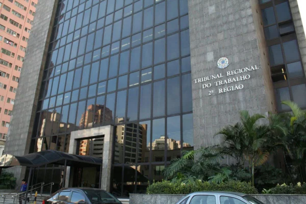 Imagem colorida da fachada do Tribunal Regional do Trabalho da 2ª Região. Mulher será indenizada após patrão a chamar de "vaca" e "putinha". - Metrópoles