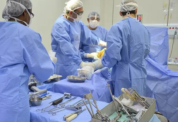 Foto colorida de cirurgia em hospital no Tocantins - Metrópoles
