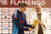 Filipe Luís está um ano à frente do Flamengo.