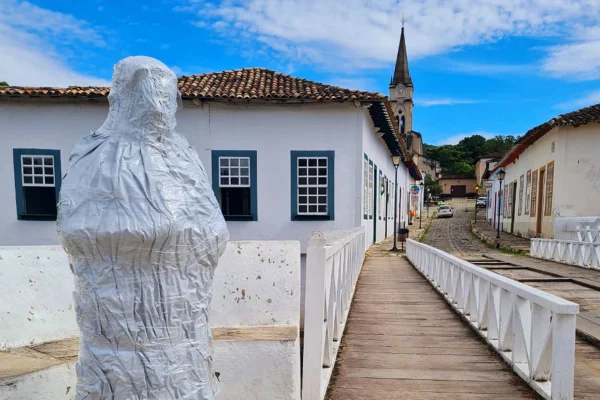 estátua de cora coralina, próxima da ponte na cidade de goiás, foi coberta e lacrada por causa da pandemia