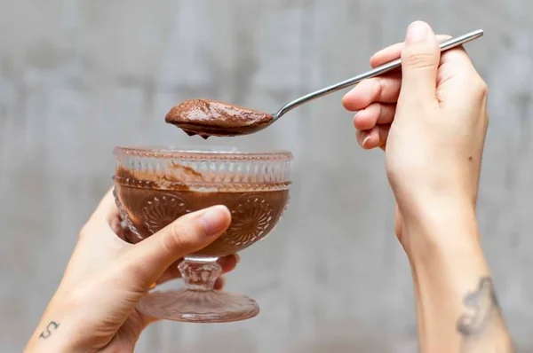 Mousse de chocolate vegana: receita leva apenas dois ingredientes