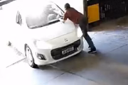Karla sobe no carro e tenta impedir o PM de entrar