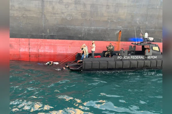 Mergulhadores da polícia acham drogas escondidas em navio rumo à Europa