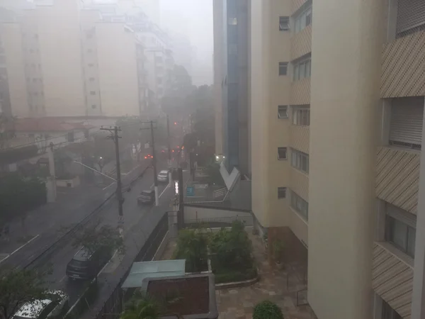 imagem colorida mostra bairro da santa cecília, no centro da cidade de São Paulo, com chuva forte - metrópoles