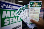 Cartaz anuncia Mega-Sena acumulada Cartaz anuncia Mega-Sena acumulada