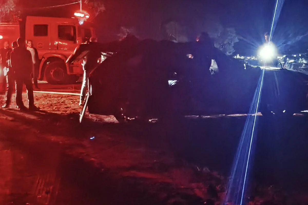 Corpo é encontrado em carro incendiado no interior de São Paulo Corpo é encontrado em carro incendiado no interior de São Paulo
