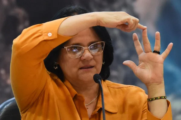 Ministra Damares afirma que processará professora da UnB