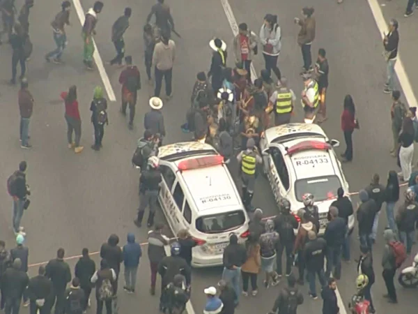 Protesto indígena bloqueia Rodovia dos Bandeirantes no sentido SP