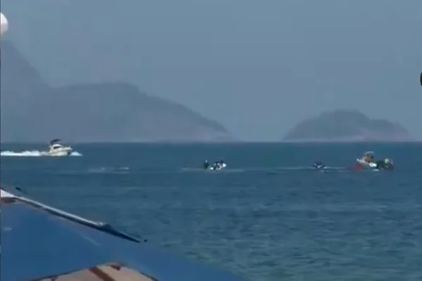Após a queda, embarcações que estavam no mar se aproximam do acidente