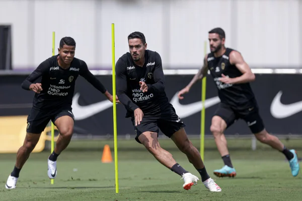 Imagem colorida dos jogadores do Corinthians treinando - Metrópoles