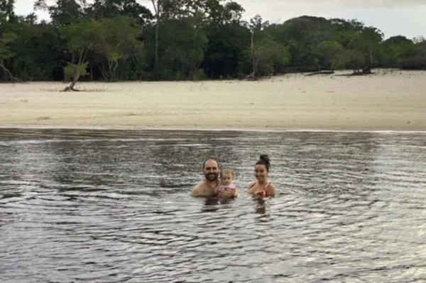 Eduardo Bolsonaro curte passeio com a família no Amazonas