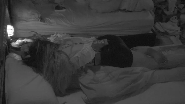 BBB18: Após festa, Paula se joga em cima de Breno e beija o brother