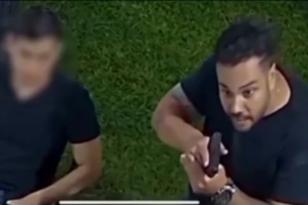 Servidor da PF armado com pistola ameaça dupla. O agente foi autuado em flagrante por injúria racial Metrópoles 2