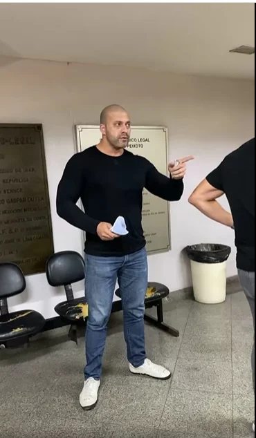 Daniel Silveira discute com agente do IML