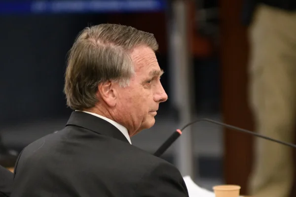 Imagem colorida de Bolsonaro - Metrópoles
