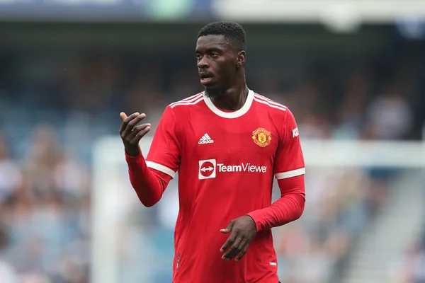 Jogador do Manchester United surge gigante em foto e impressiona fãs